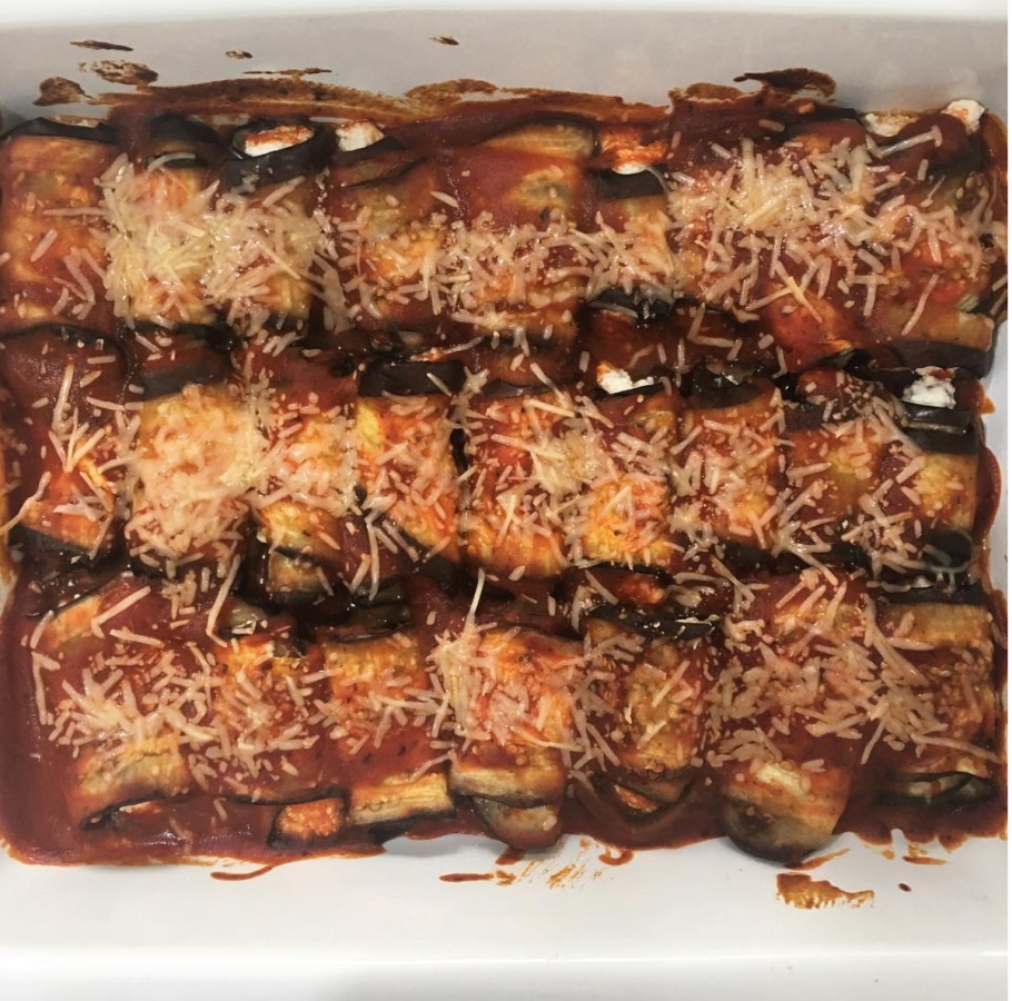 Rollitos de berenjena con queso ricotta y salsa de tomate