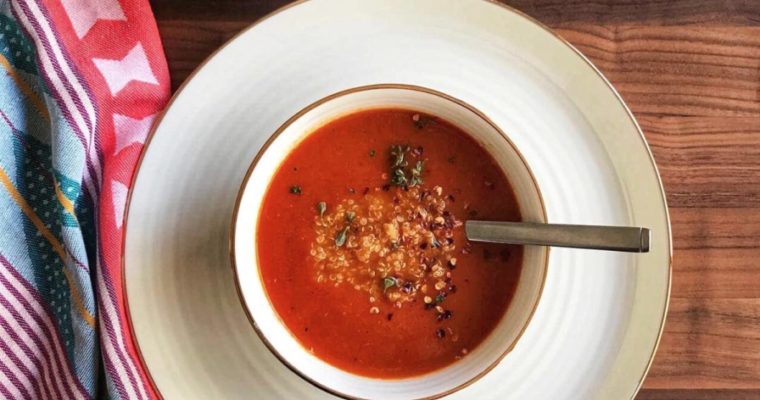Sopa de pimiento y tomate con quinoa