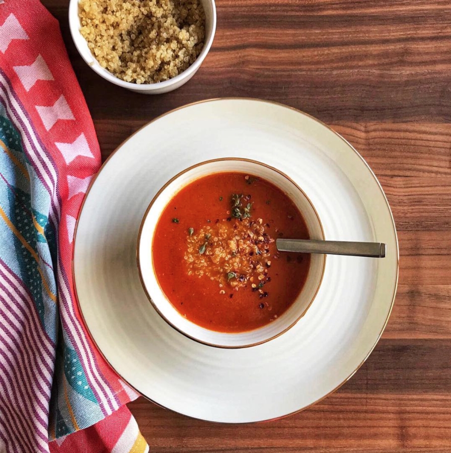 Sopa de pimiento y tomate con quinoa